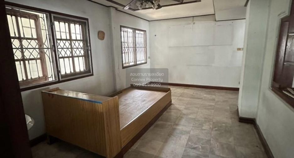 Haus zur Miete mit 3 Zimmer in Phra Khanong, Bangkok