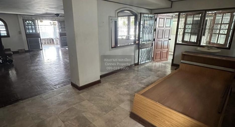 Haus zur Miete mit 3 Zimmer in Phra Khanong, Bangkok