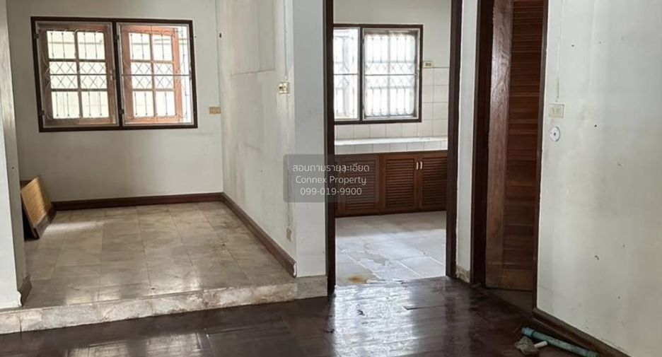Haus zur Miete mit 3 Zimmer in Phra Khanong, Bangkok