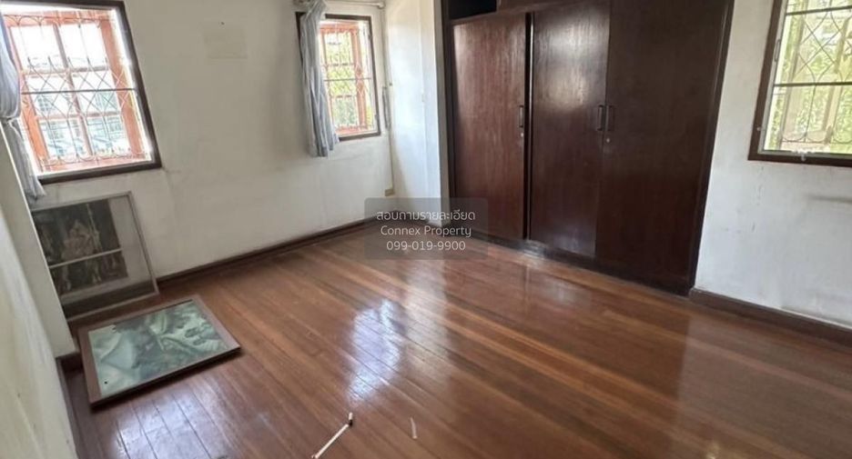 Haus zur Miete mit 3 Zimmer in Phra Khanong, Bangkok