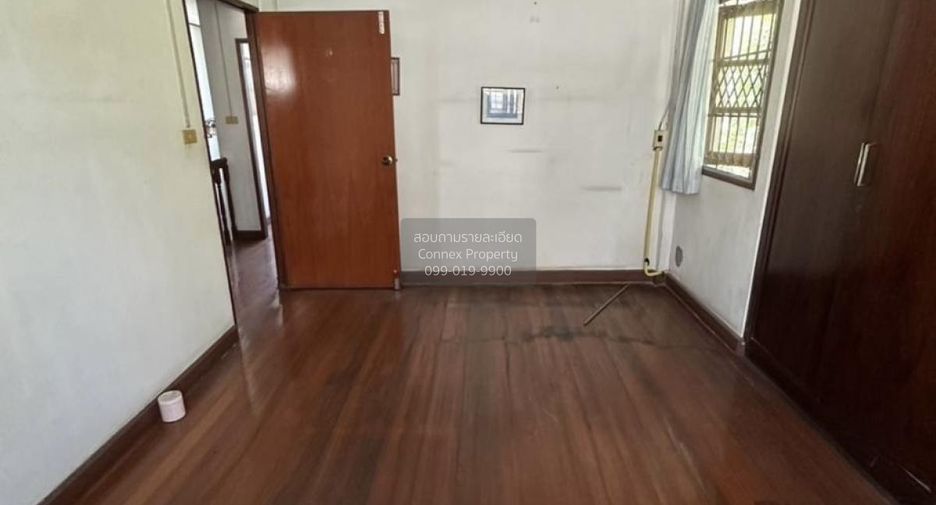 Haus zur Miete mit 3 Zimmer in Phra Khanong, Bangkok