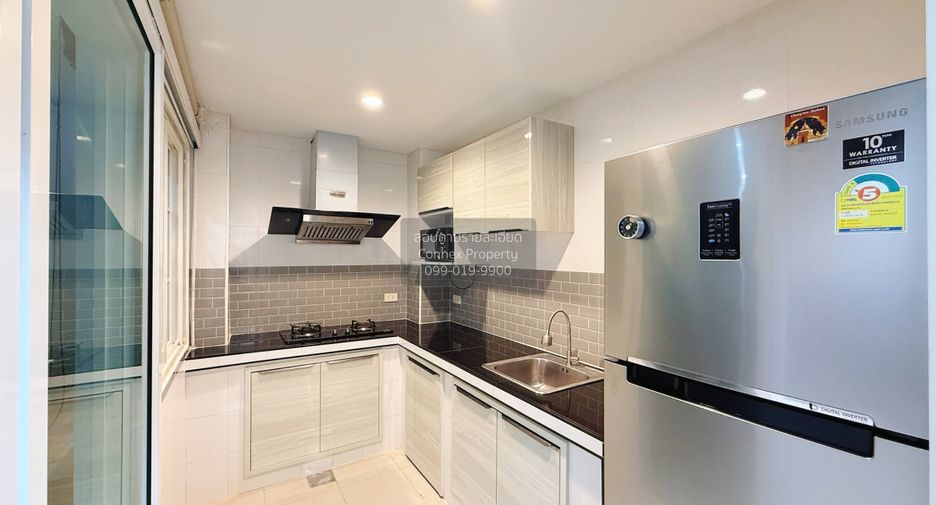 For rent 4 bedrooms townhouse in Lak Si, Bangkok