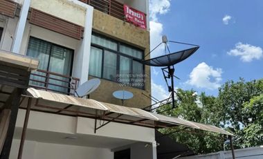 For rent 3 bedrooms townhouse in Bang Khen, Bangkok