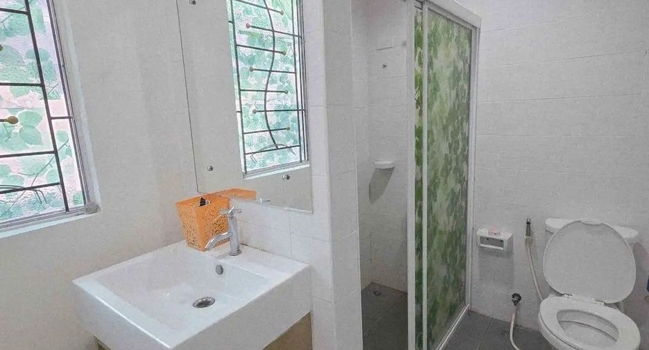 Casa adosada en venta de 3 habitaciones en Bang Phli, Samut Prakan