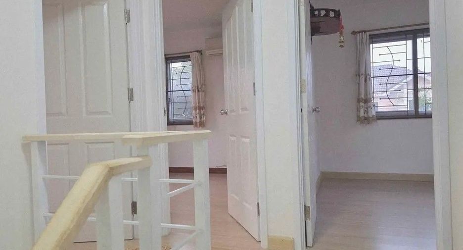 Casa adosada en venta de 3 habitaciones en Bang Phli, Samut Prakan