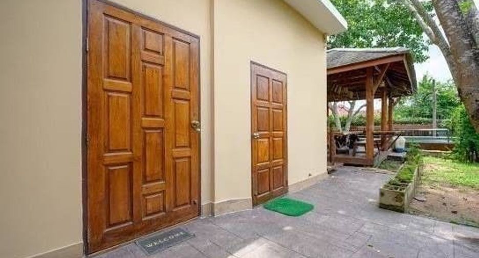 Villa en venta y en alquiler de 5 habitaciones en Huay Yai, Pattaya