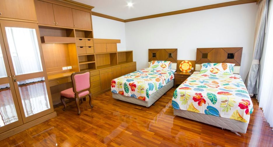For rent 3 bedrooms apartment in Khlong Toei, Bangkok