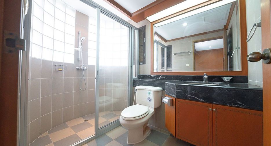 For rent 3 bedrooms apartment in Khlong Toei, Bangkok