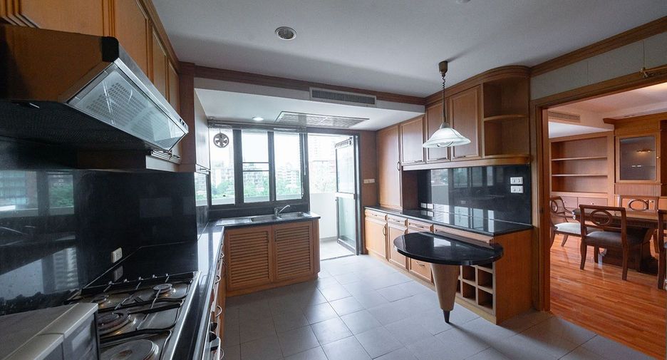 For rent 3 bedrooms apartment in Khlong Toei, Bangkok