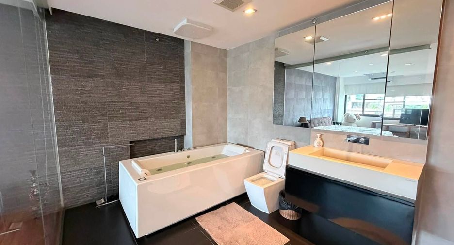 For rent 2 bedrooms condo in Yan Nawa, Bangkok