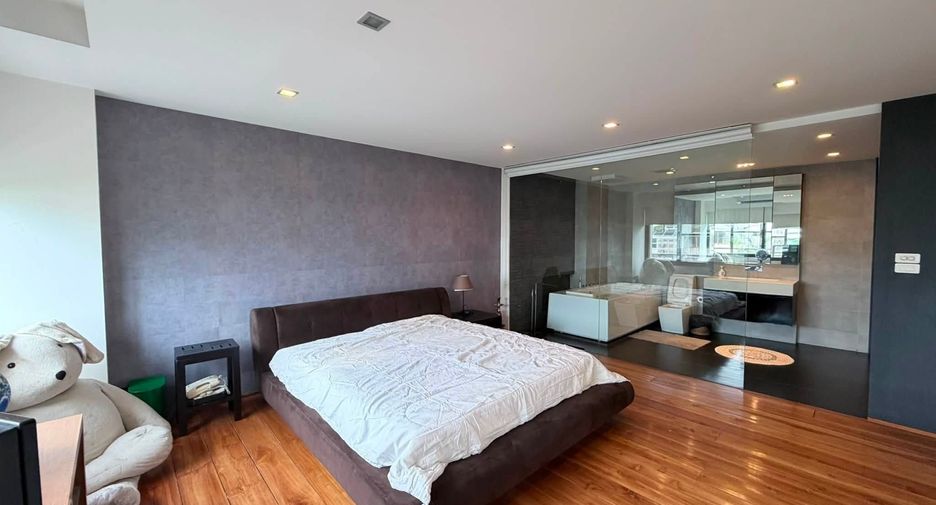 For rent 2 bedrooms condo in Yan Nawa, Bangkok