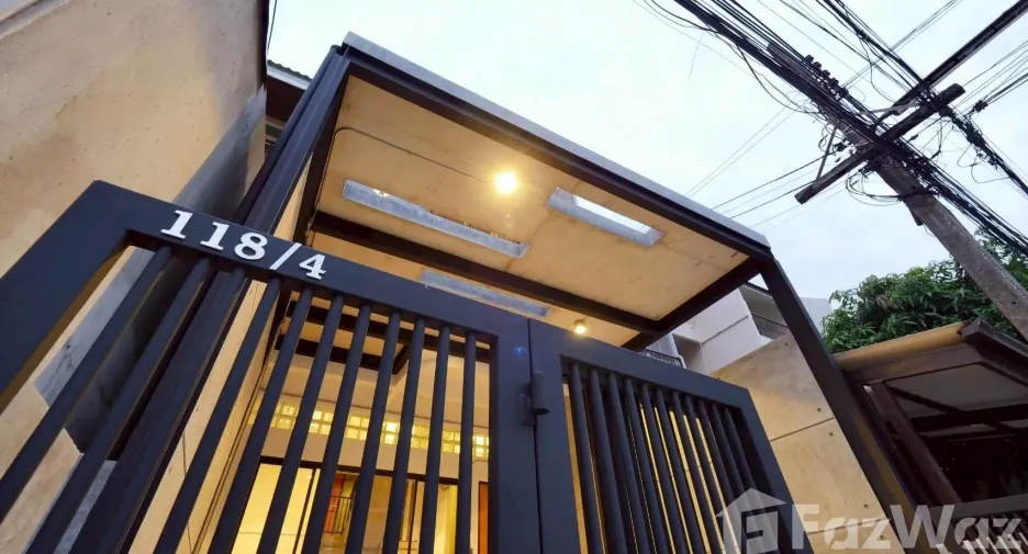 Casa adosada en venta de 5 habitaciones en Khlong Toei, Bangkok