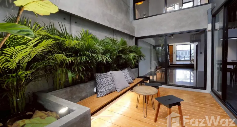 Casa adosada en venta de 5 habitaciones en Khlong Toei, Bangkok