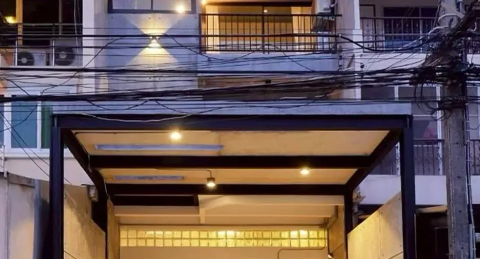 Casa adosada en venta de 5 habitaciones en Khlong Toei, Bangkok