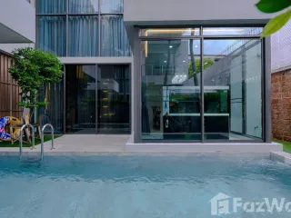 For sale 4 bedrooms house in Wang Thonglang, Bangkok