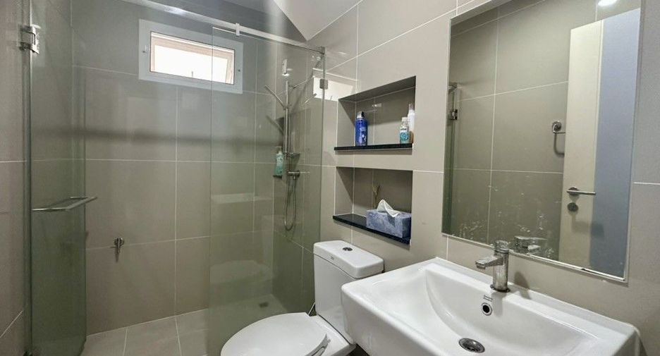Haus zur Miete mit 4 Zimmer in Mueang Phuket, Phuket