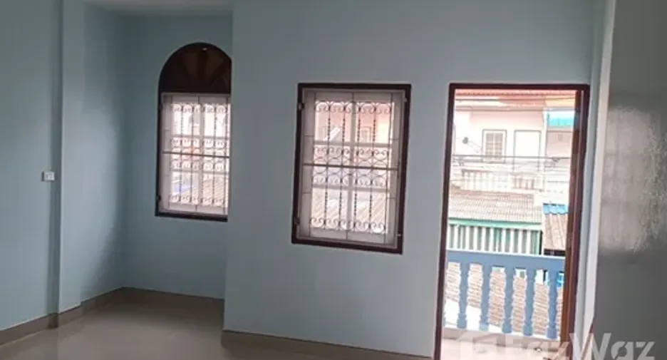 For rent 2 bedrooms townhouse in Bang Khun Thian, Bangkok