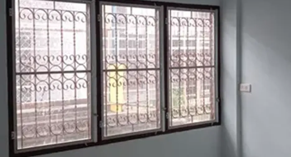 For rent 2 bedrooms townhouse in Bang Khun Thian, Bangkok