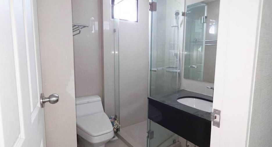 Condo en alquiler de 3 habitaciones en Huai Khwang, Bangkok
