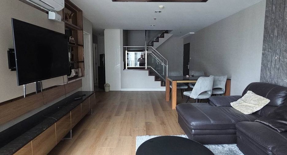 Condo en alquiler de 3 habitaciones en Huai Khwang, Bangkok