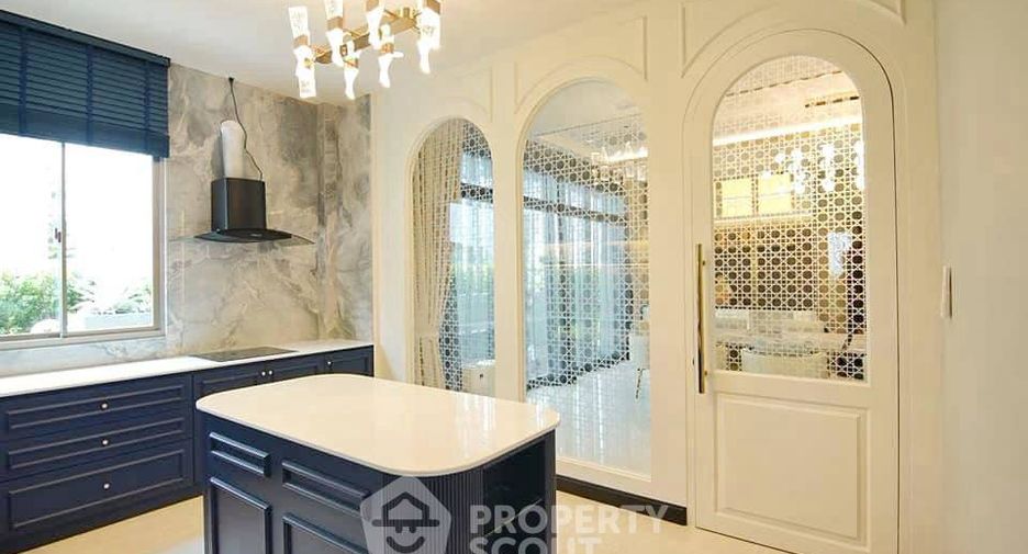 Haus zur Miete mit 5 Zimmer in Lat Krabang, Bangkok