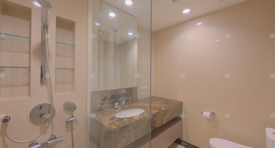 For rent 3 bedrooms condo in Pathum Wan, Bangkok