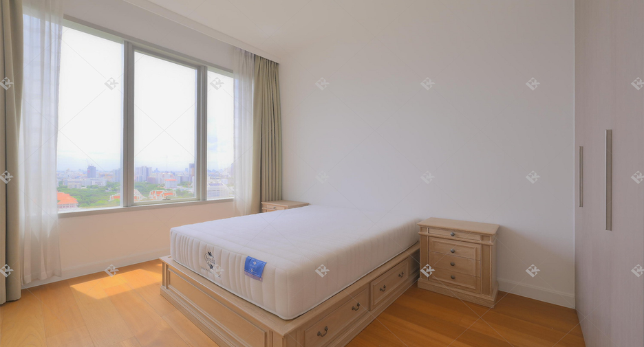 For rent 3 bedrooms condo in Pathum Wan, Bangkok