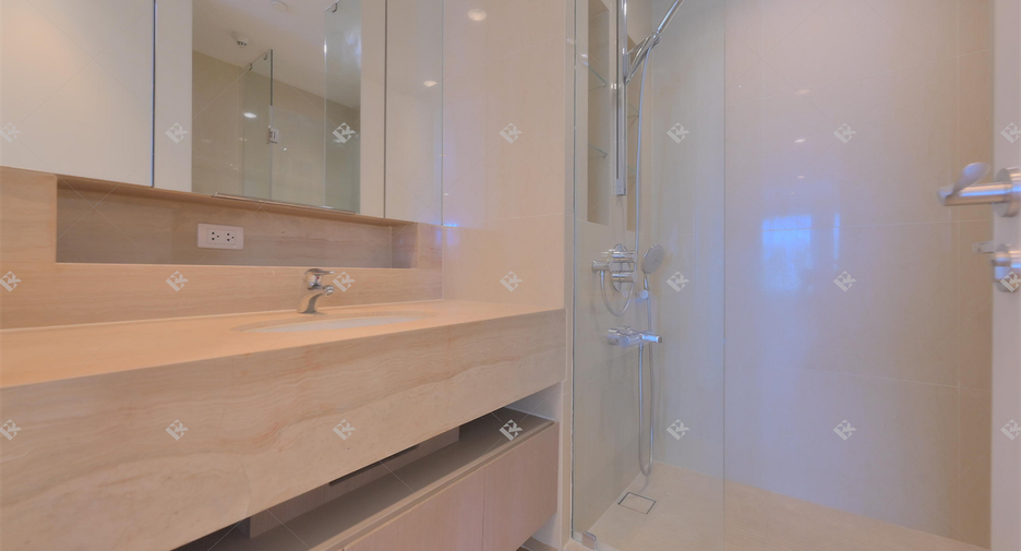 For rent 3 bedrooms condo in Pathum Wan, Bangkok