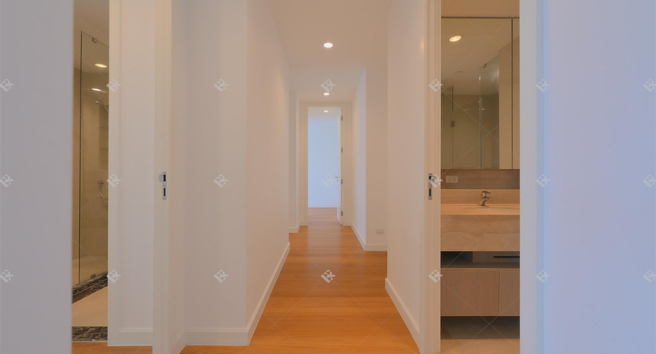 For rent 3 bedrooms condo in Pathum Wan, Bangkok