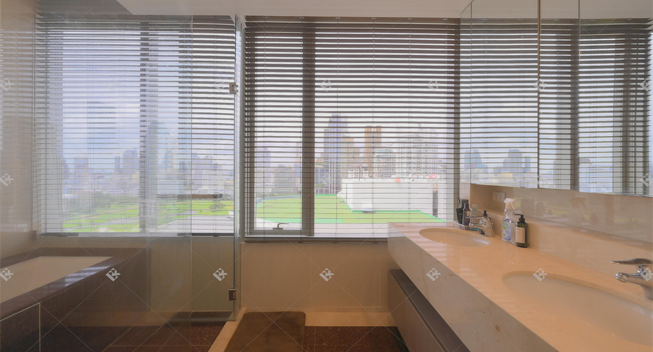 For rent 3 bedrooms condo in Pathum Wan, Bangkok