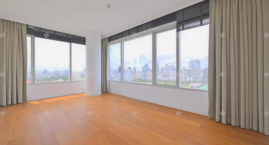 For rent 3 bedrooms condo in Pathum Wan, Bangkok