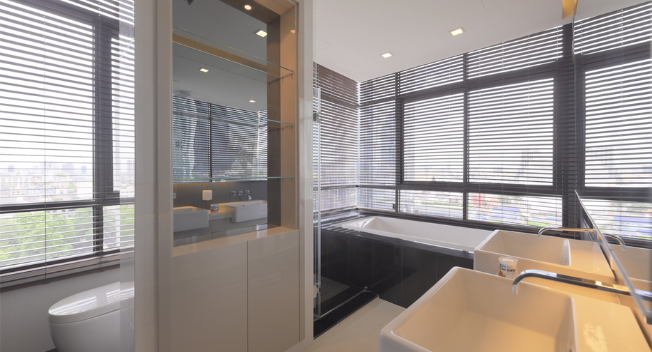 For rent 2 bedrooms condo in Huai Khwang, Bangkok