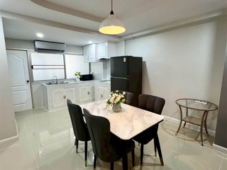 À louer 2 chambres condo à Huai Khwang, Bangkok