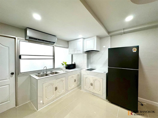 À louer 2 chambres condo à Huai Khwang, Bangkok