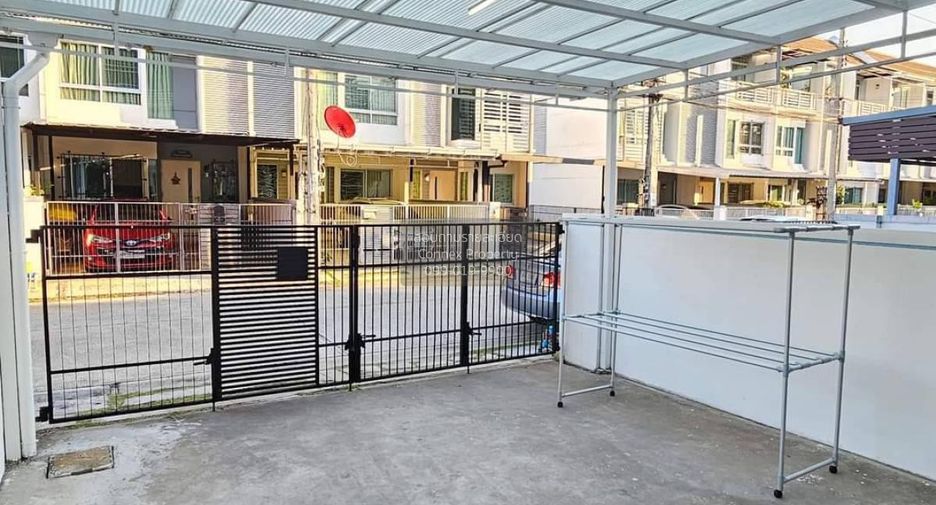 For sale 3 bedrooms townhouse in Bang Kapi, Bangkok