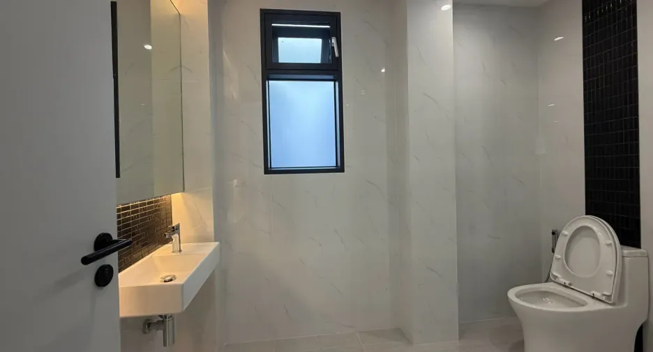 Büro zur Miete mit 7 Zimmer in Huai Khwang, Bangkok