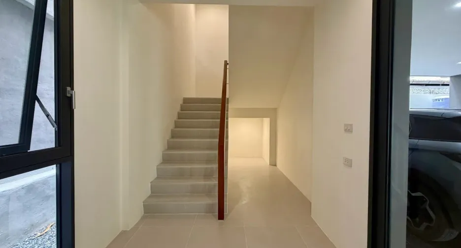 Büro zur Miete mit 7 Zimmer in Huai Khwang, Bangkok