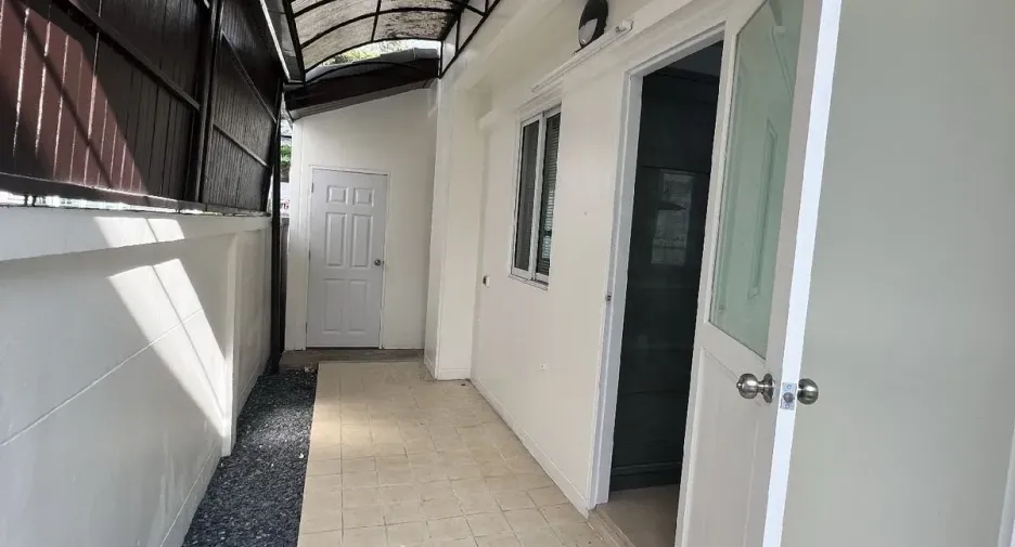 Casa en alquiler de 3 habitaciones en Prawet, Bangkok