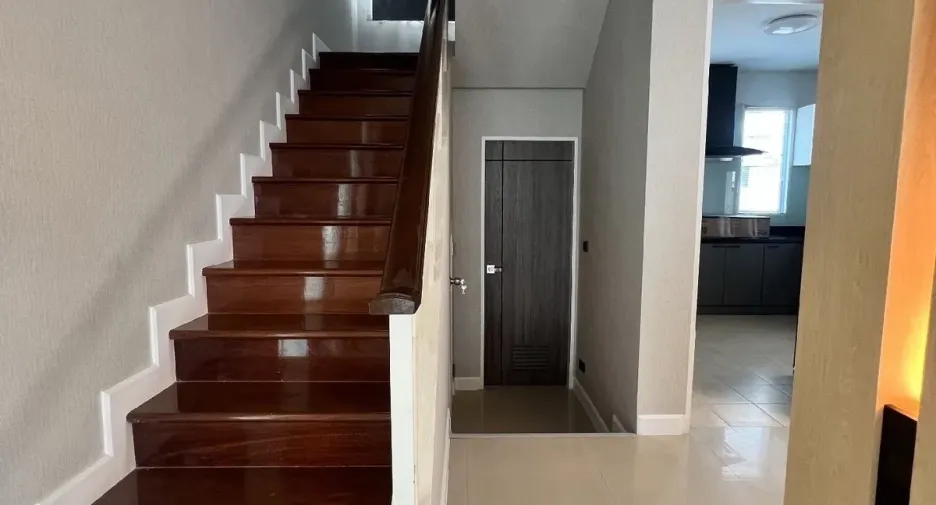 Casa en alquiler de 3 habitaciones en Prawet, Bangkok