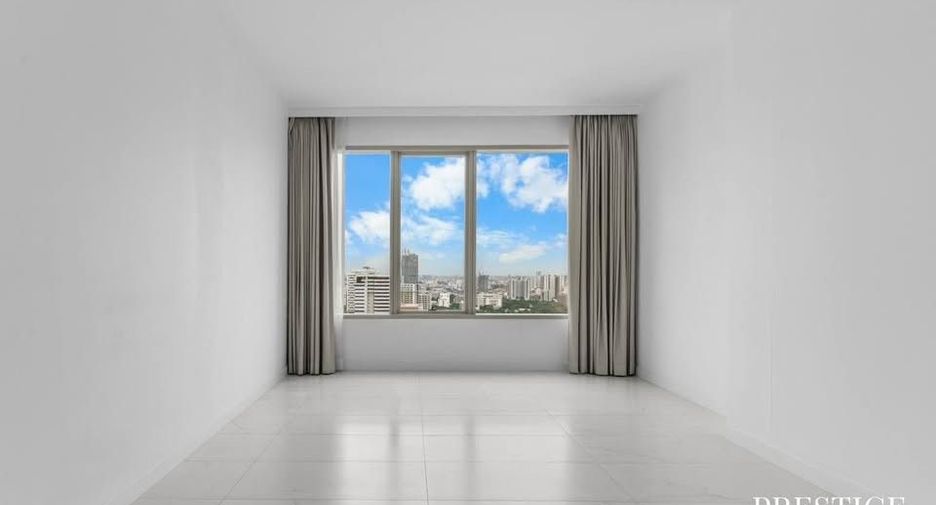 For rent 2 bedrooms condo in Pathum Wan, Bangkok