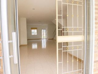 À vendre 3 chambres maison de ville à Thalang, Phuket