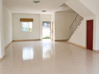À vendre 3 chambres maison de ville à Thalang, Phuket