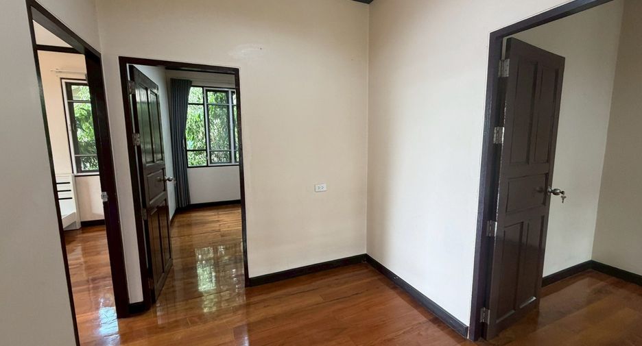 Casa en alquiler de 3 habitaciones en Watthana, Bangkok