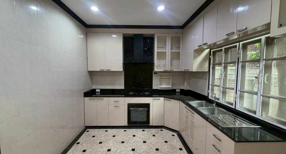 Casa en alquiler de 3 habitaciones en Watthana, Bangkok