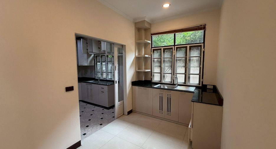 Casa en alquiler de 3 habitaciones en Watthana, Bangkok