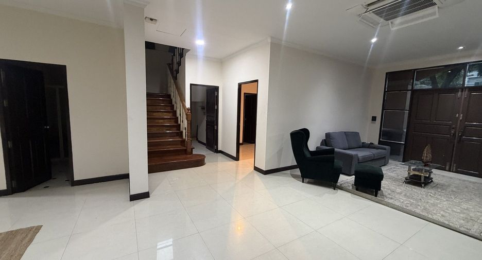 Casa en alquiler de 3 habitaciones en Watthana, Bangkok