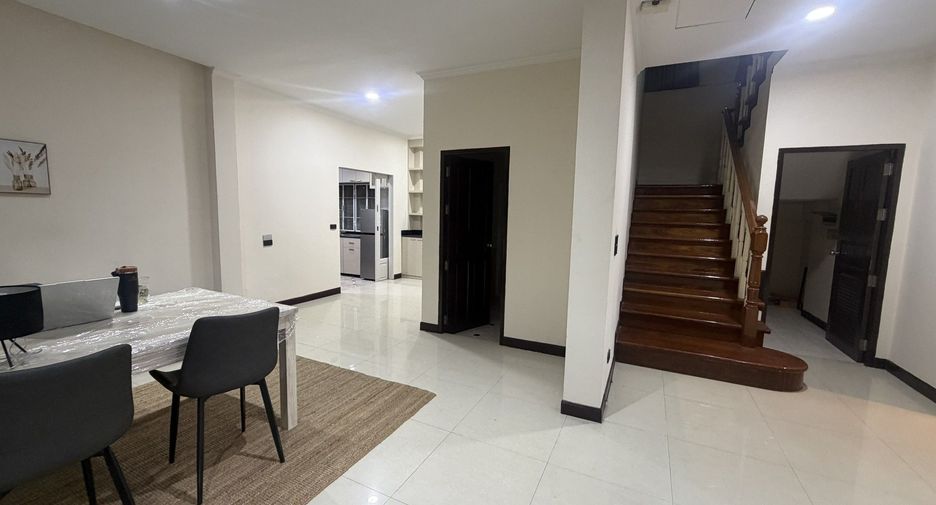 Casa en alquiler de 3 habitaciones en Watthana, Bangkok