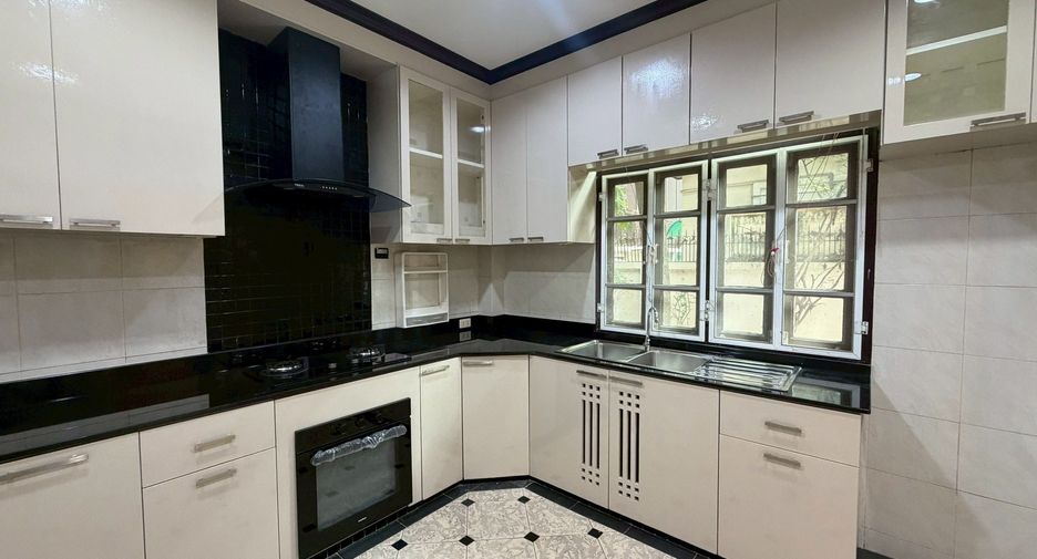 Casa en alquiler de 3 habitaciones en Watthana, Bangkok
