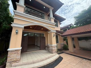 Casa en alquiler de 3 habitaciones en Watthana, Bangkok