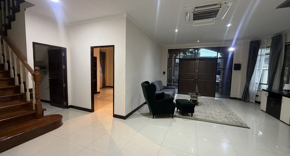 Casa en alquiler de 3 habitaciones en Watthana, Bangkok